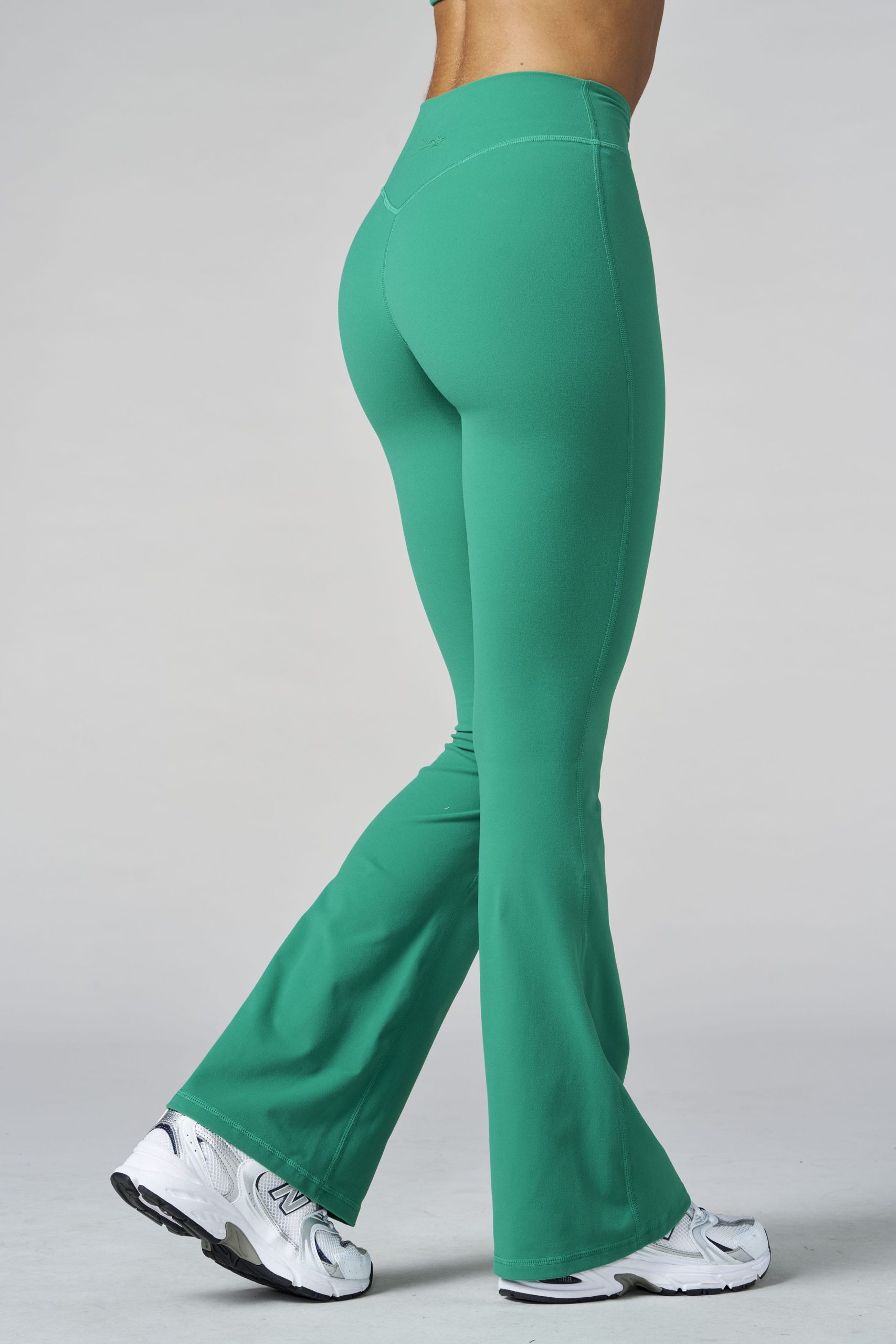 W2279 Buttersoft Scrunch Band Flare Leggings (short) - Image 9